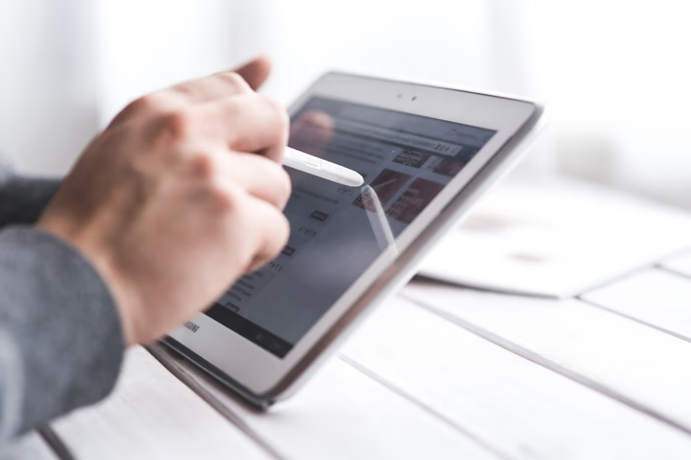 Firma en tablet de documentos legales